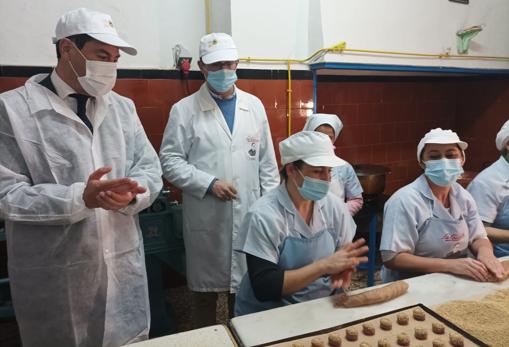 Moreno junto a un grupo de mujeres trabajadoras