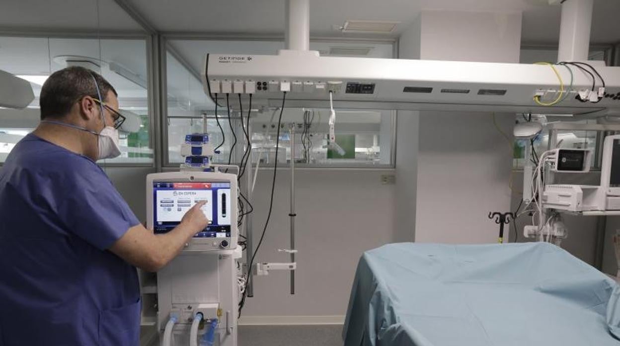 Un sanitario en una de las salas del Hospital Militar de Sevilla