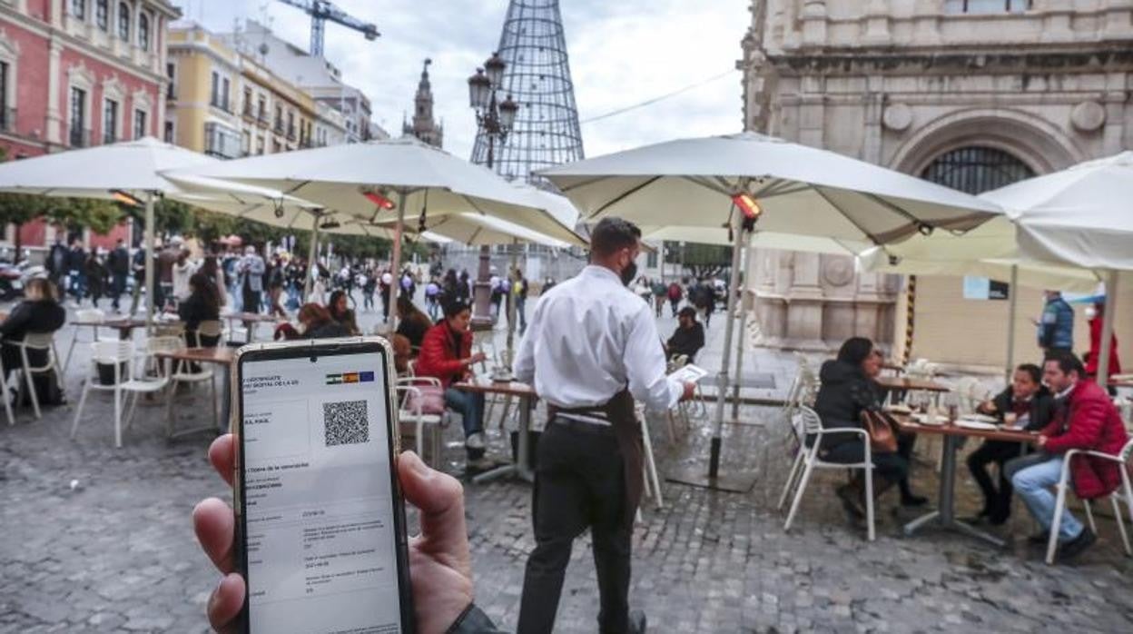 El pasaporte Covid en un móvil en la Plaza San Francisco de Sevilla