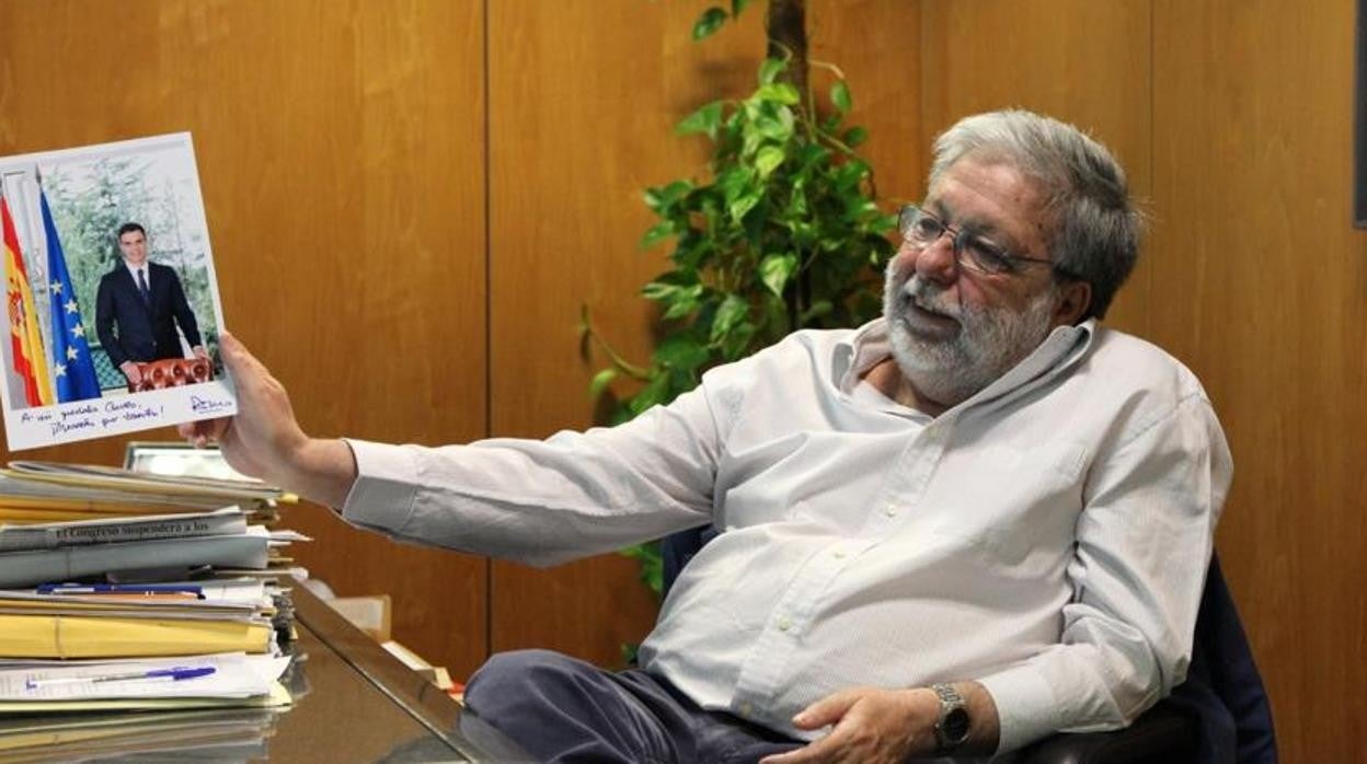 Francisco Toscano muestra un cuadro de Pedro Sánchez, en una imagen de 2019