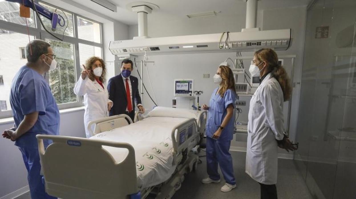 El presidente de la Junta, Juanma Moreno, durante la inauguración del Hospital Militar, hace ya un año