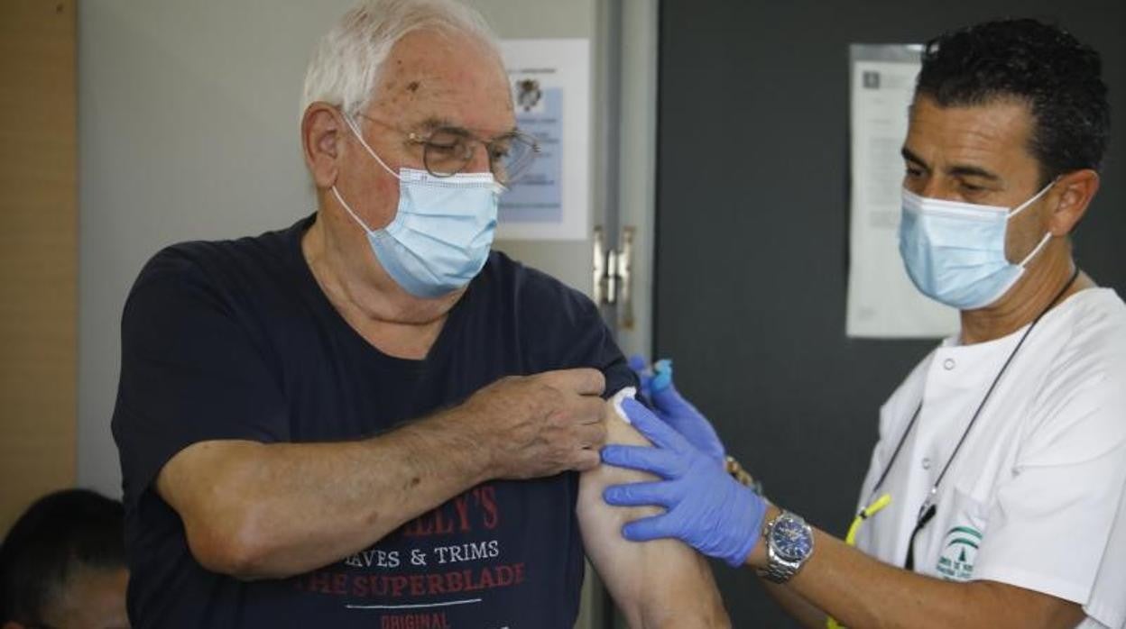Una persona mayor recibe la tercera dosis de la vacuna contra el Covid
