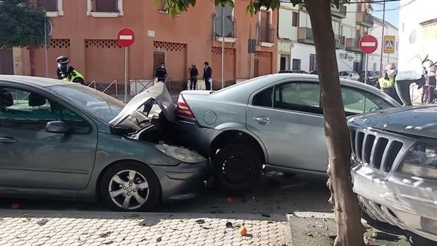 Pierde el control de su coche e impacta contra otros ocho vehículos en un espectacular accidente en Utrera