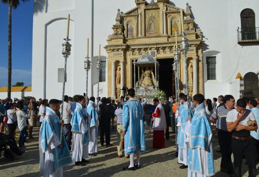 A lo largo del último medio siglo la patrona de Utrera ha procesionado el 1 de mayo