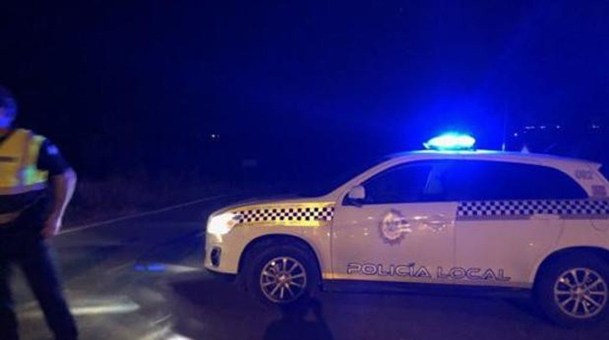 Un coche de la Policía Local de Arahal en el punto kilométrico donde ocurrió el accidente