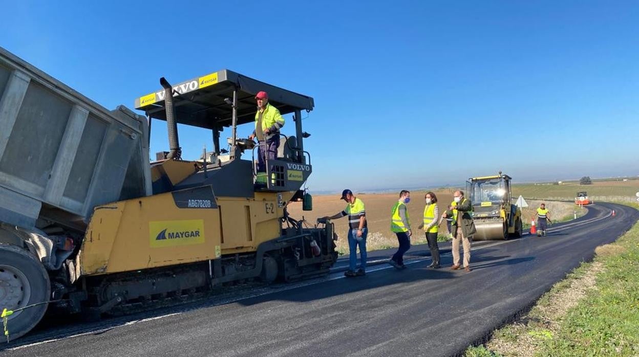 Operarios reasfaltan el firme de una carretera de la provincia de Sevill