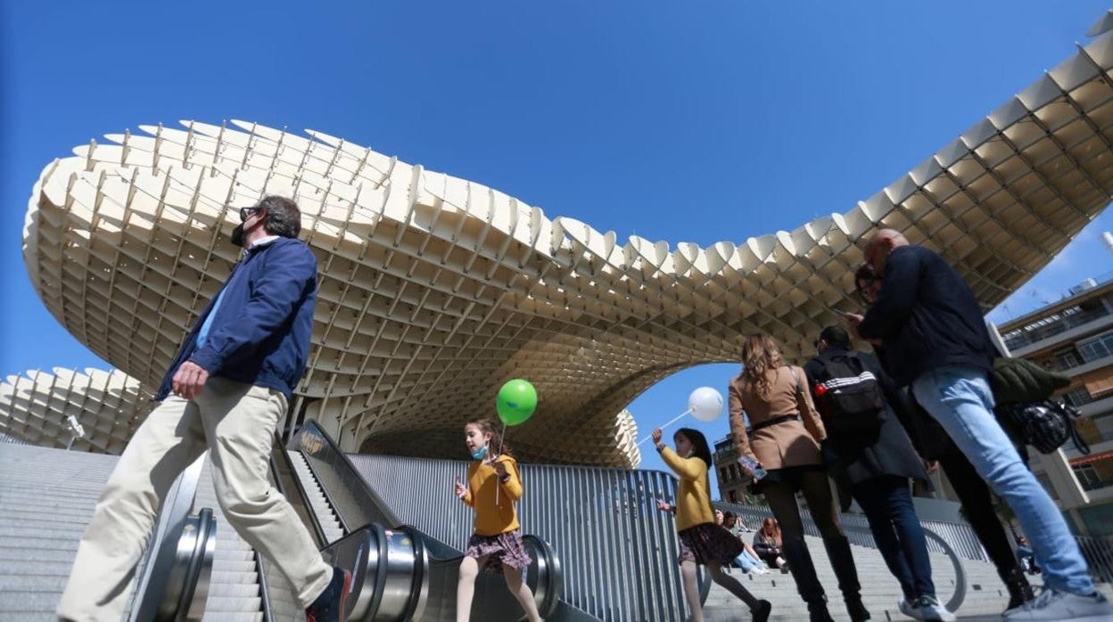 Ambiente en Las Setas de la Encarnación durante el Día de Andalucía