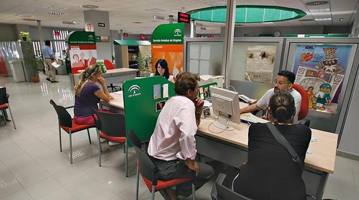 Usuarios en una oficina del SAE en la provincia de Sevilla