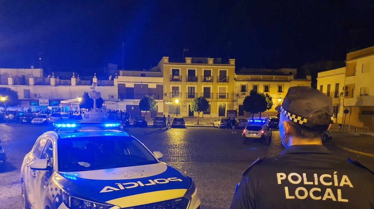 Un agente de la Policía Local de Marchena vigilando en una de las plazas del pueblo