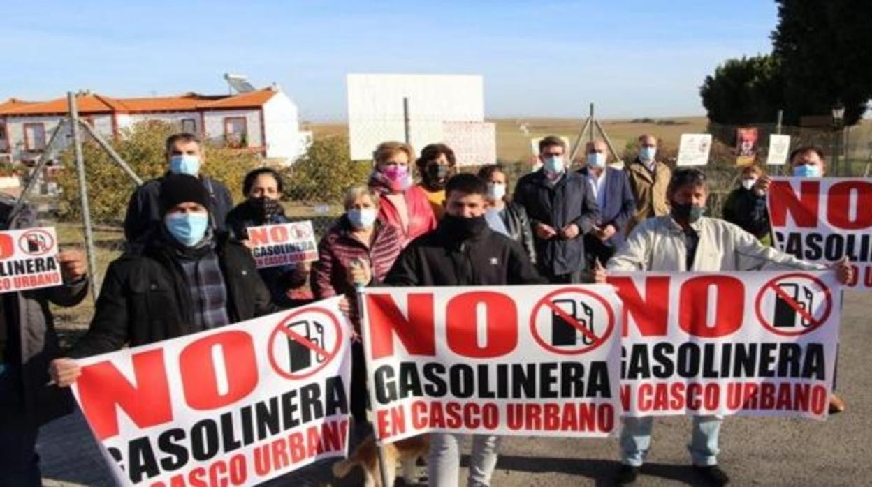 Los vecinos manifestándose ante el solar de la gasolinera