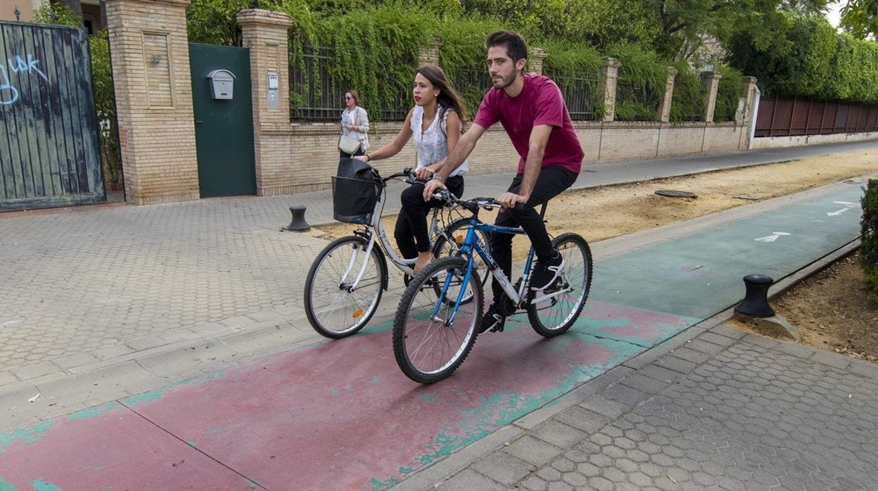 Imagen de archivo de dos personas en un carril bici
