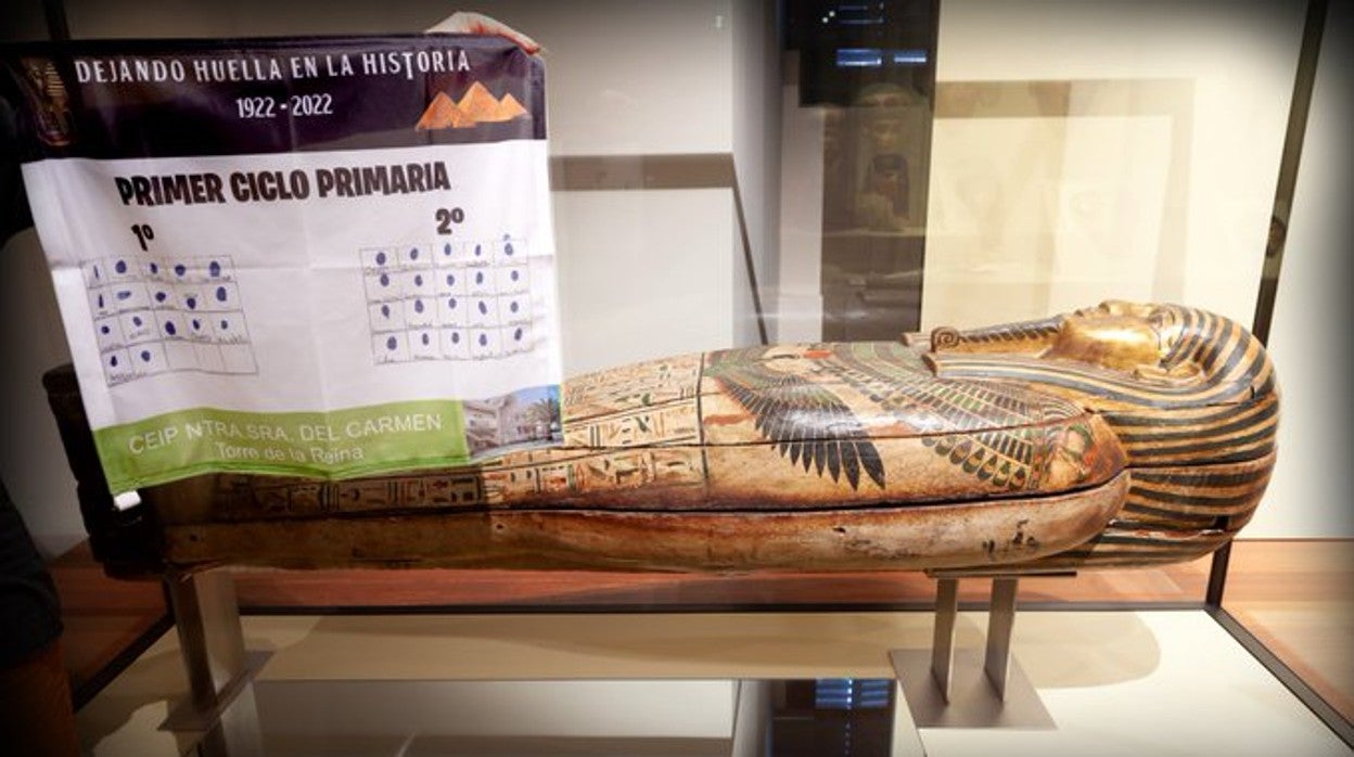 La 'bandera viajera' del colegio Nuestra Señora del Carmen de Guillena en el Museo Arqueológico Nacional