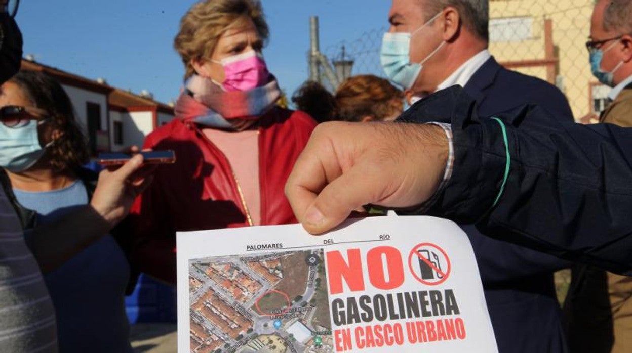 Protesta vecinal en Palomares del Río por la construcción de una gasolinera que ha acabado en moción de censura en el Ayuntamiento