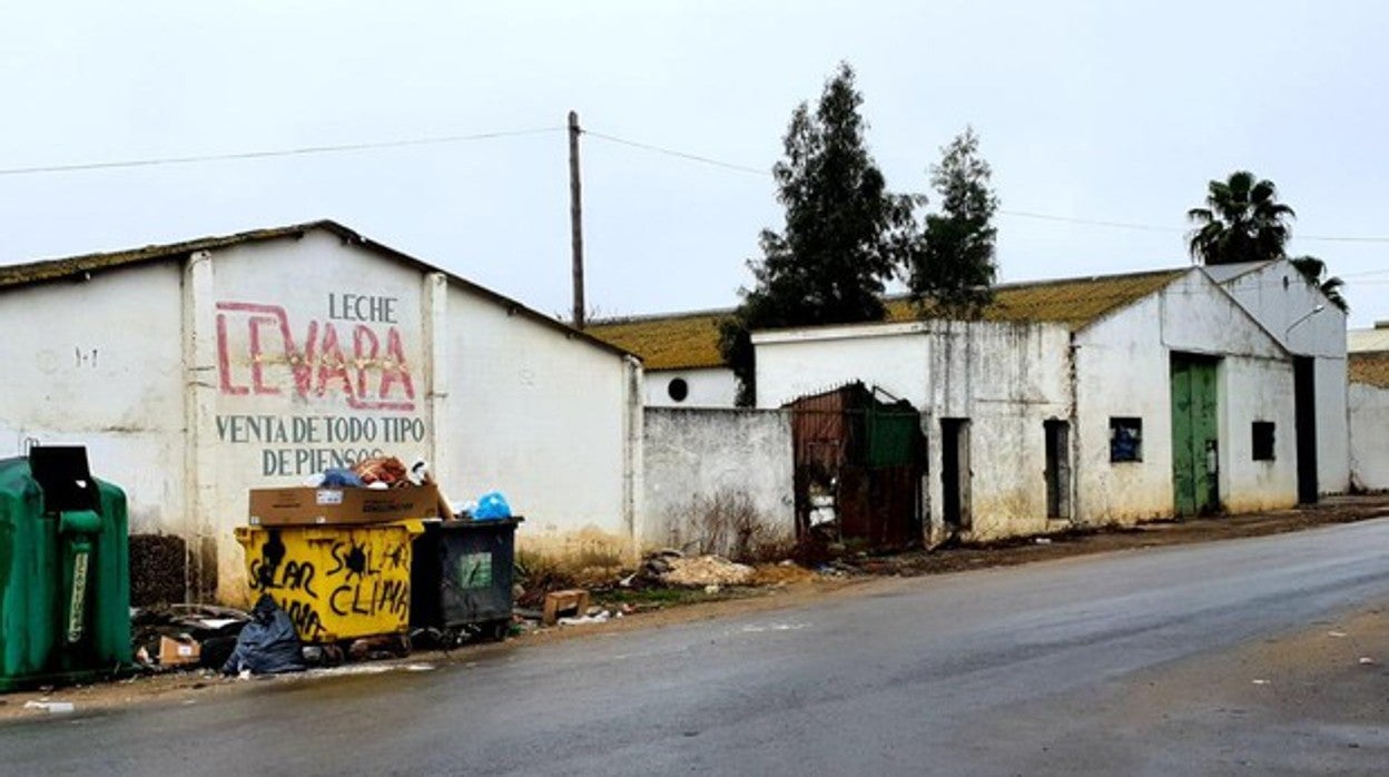 Fachada de las instalaciones donde residían ambos hermanos como «okupas» y en las que tuvieron lugar los hechos