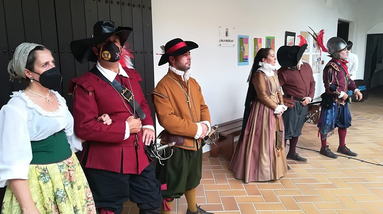 Figurantes representando a personajes de la época