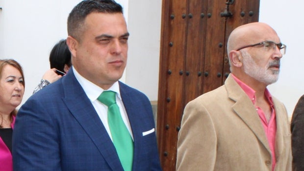 IU prohíbe en Benacazón ahora el cambio de alcalde pactado con el PP que validó en otro pueblo sevillano