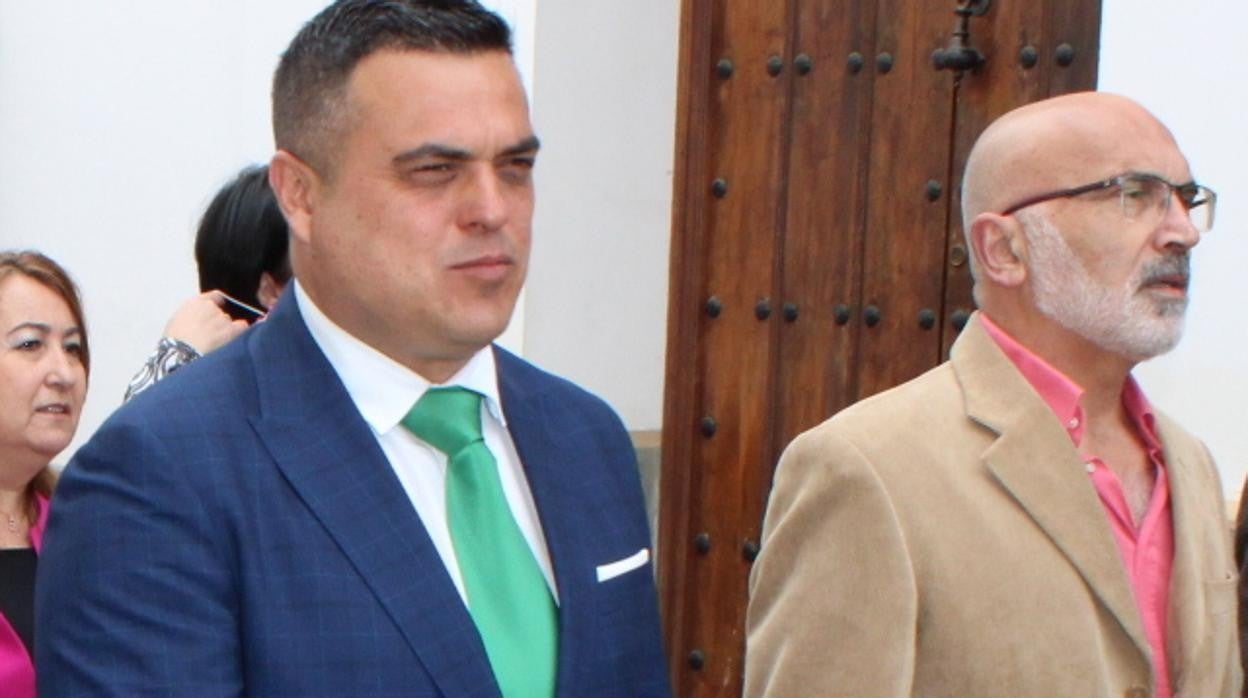 El actual alcalde de Benacazón, el popular Pedro Oropesa (izquierda), junto al concejal Manuel Soriano