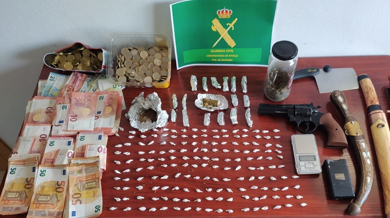 Droga y dinero intervenido durante la operación policial