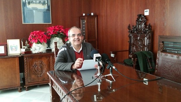 La provincia vive en 24 horas el cambio de alcaldes en dos municipios sevillanos y se 'frustra' en un tercero