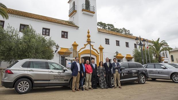 En el centro de la imagen, el director de Ventas de Huelva Wagen Audi, José Antonio Sollo. A su izquierda, la concejala responsable de El Rocío, Macarena Robles y el director de Ventas de Huelva Wagen Volkswagen, Álvaro Ruiz.