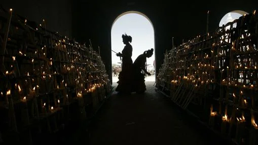 Peregrinos encienden velas en la capilla votiva