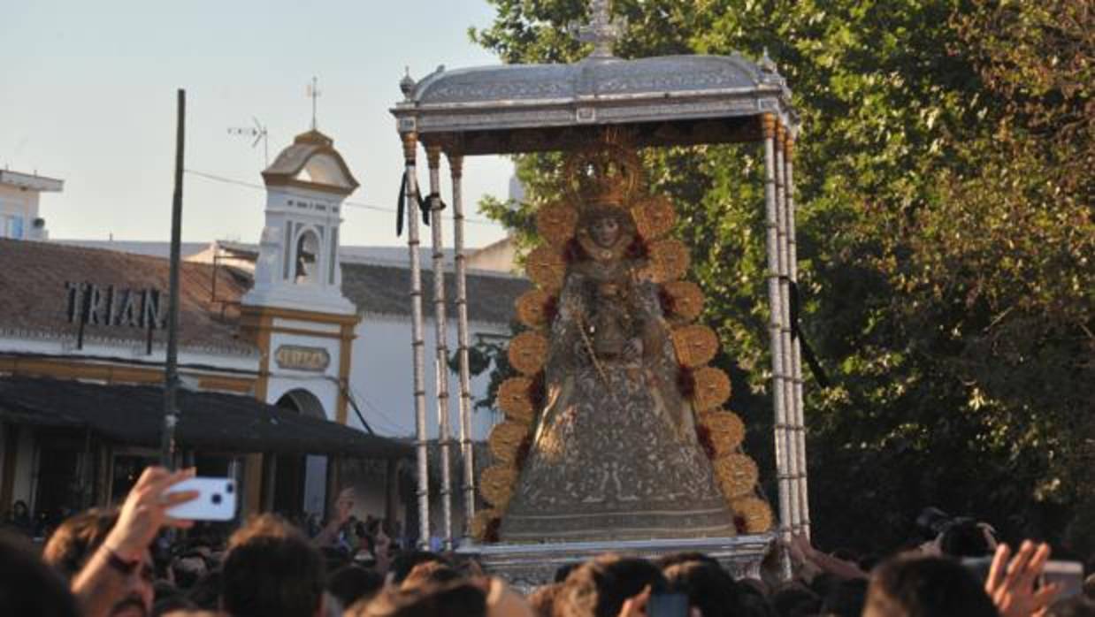La Virgen del Rocío al pasar Triana