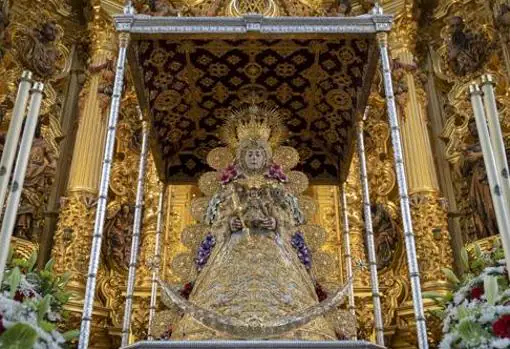 La Virgen del Rocío en su paso procesional con traje, manto y corona nuevos, con motivo del Centenario de la Coronación