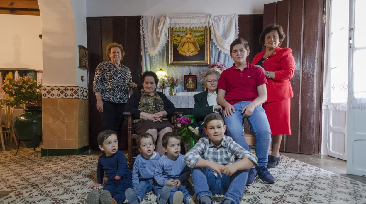 María García, Eustasia Núñez, Orocia Guitart y Antonia Rocío Jiménez, mujeres almonteñas transmisoras de la devociñon rociera