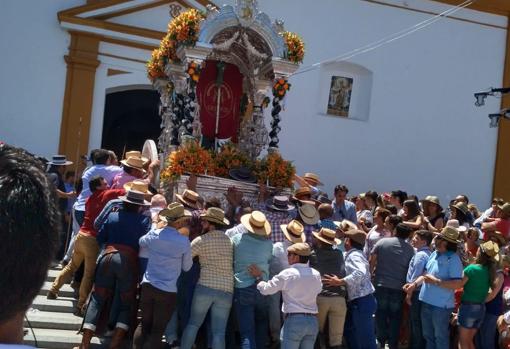 Los hermanos sosteniendo el Simpecado