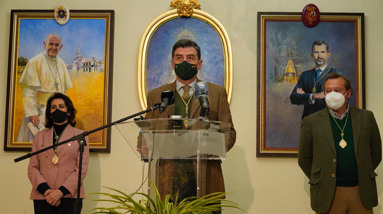 El presidente de la Hermandad Matriz de Almonte anunciando la suspensión de la Romería