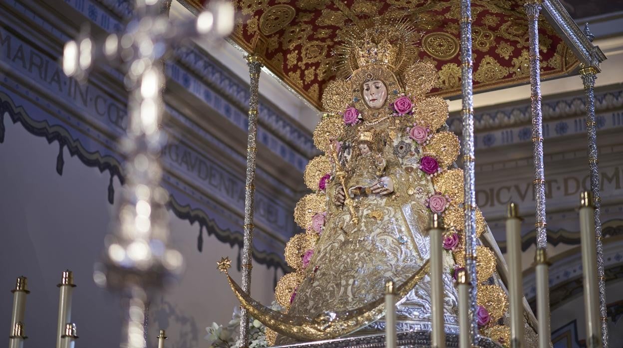 La Virgen del Rocío ya luce en sus nuevas andas en el altar de la Asunción