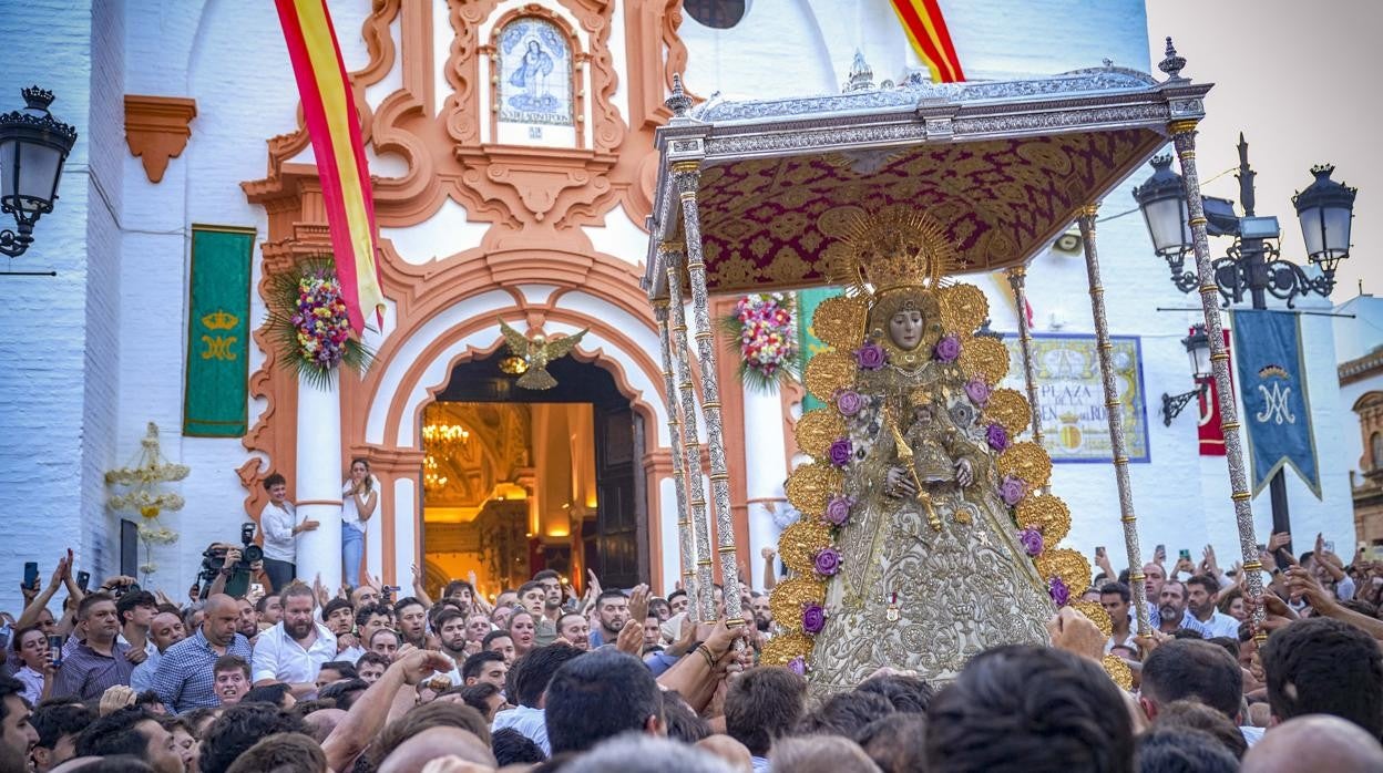 La Virgen del Rocío ante las puertas de la Parroquia de la Asunción