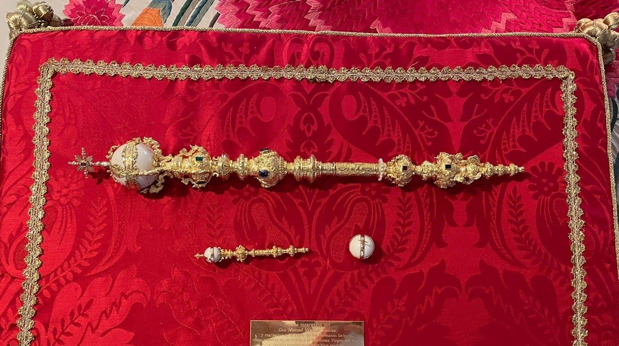 Los cetros de oro regalados por Manuel Lombo