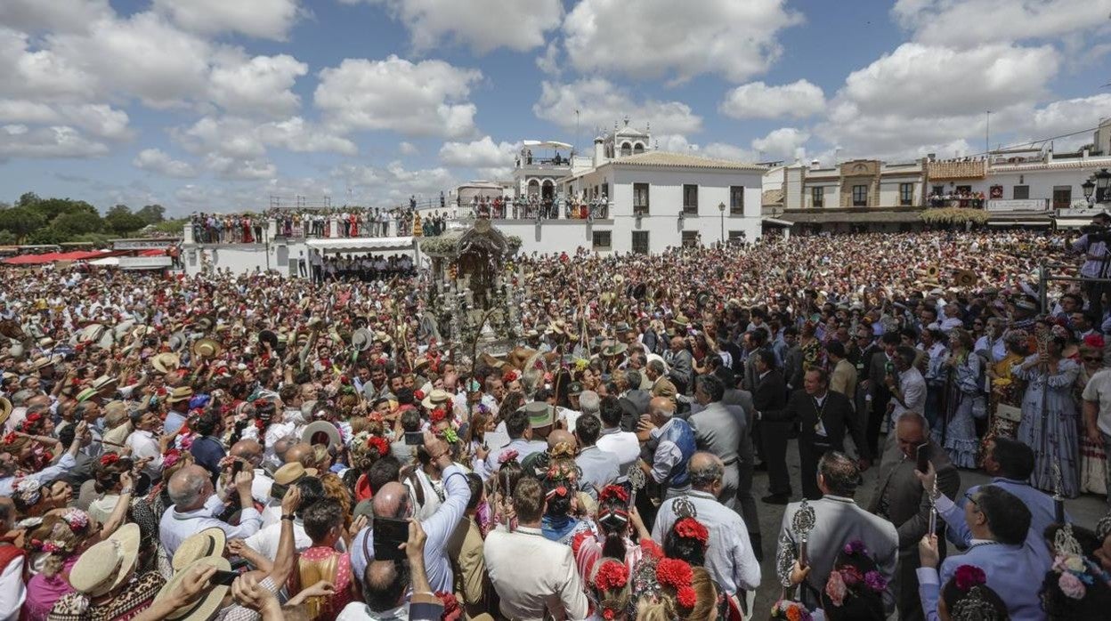 El gentío ante la ermita del Rocío