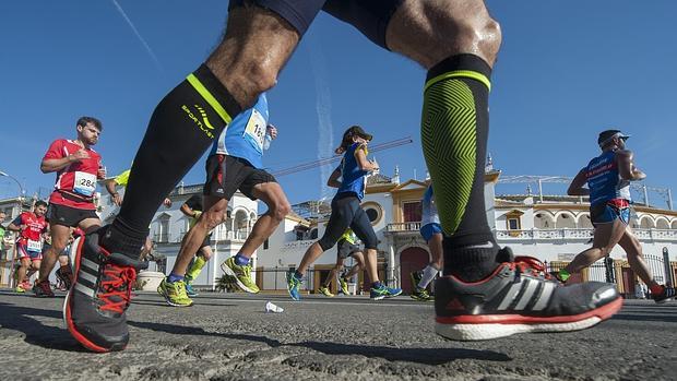 La Maratón dejará a Sevilla sin autobuses circulares hasta las 15 horas de este domingo