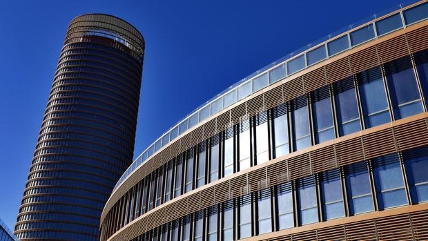 El complejo Torre Sevilla, con su rascacielos de 39 plantas, y uno de los edificios que acogerá un centro comercial