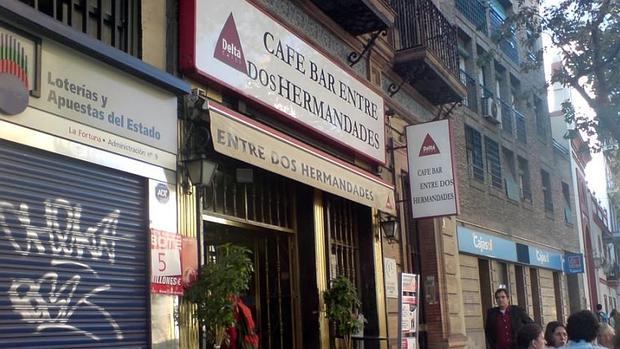 Entre dos Hermandades es el nombre del bar que se encuentrra en la calle Recaredo