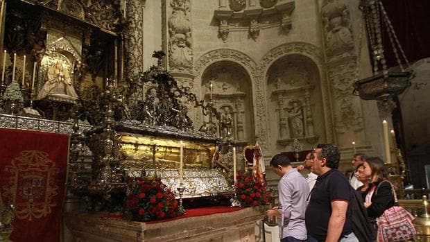 Sevillanos honrando al Santo Patrón