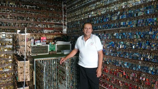 Ángel Álvarez, en el garaje de su casa donde almacena el 75 por ciento de sus llaveros