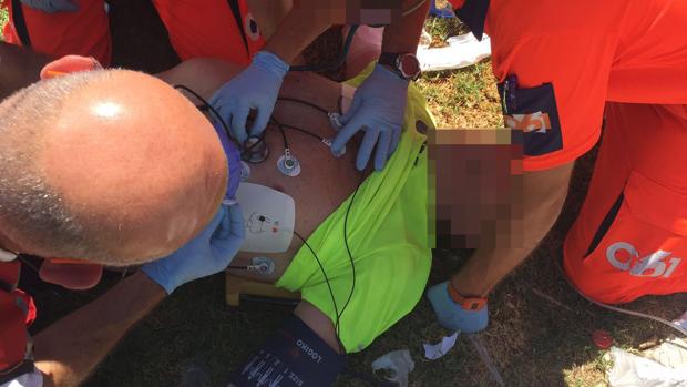 Salvan la vida, por dos veces, a un Policía que se desvaneció mientras paseaba en bici por Sevilla Este