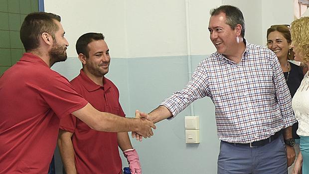 Emasesa sí cortará el agua a quien «abuse o defraude», avisa Espadas