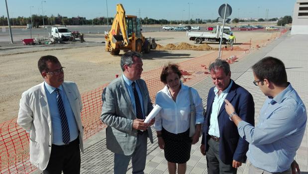 El alcalde de Sevilla, Juan Espadas, este lunes visitando las obras de la lanzadera a la salida del metro