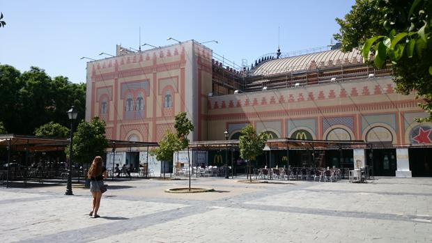 Estado actual de la Plaza de Armas, con las lonas cubriendo la fachada de la antigua estación de tren