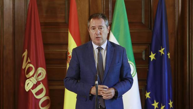 Juan Espadas atiende a los medios tras mantener un encuentro con empresario y agentes sociales