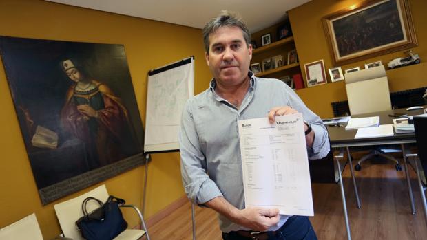 Jesús Cereceda, con uno de los informes médicos presentados en la causa