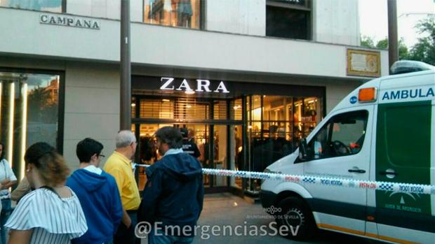 Fallece una mujer de 57 años de un infarto en el Zara de la Campana