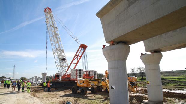 Imagen de archivo de las obras del tranvía de Alcalá de Guadaíra