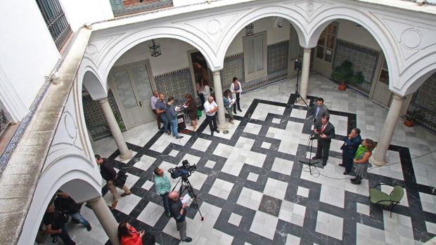Espadas aplaza la salvación de Mercasevilla para comprar dos edificios