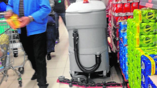 Hacer la compra, deporte de riesgo si te cruzas con una máquina limpiadora