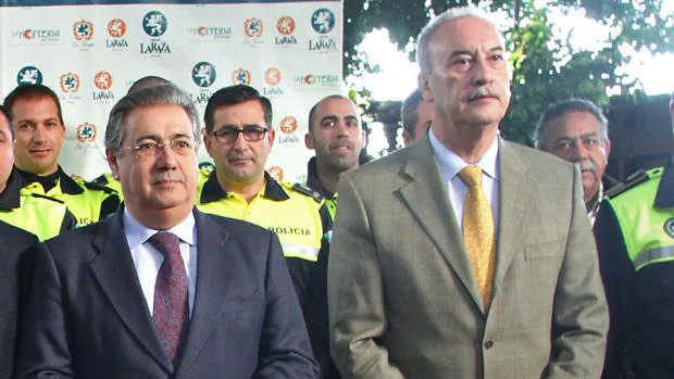 El comisario José Antonio de la Rosa, con Juan Ignacio Zoido durante su etapa en el Ayuntamiento de Sevilla